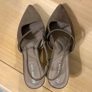 Anne Klein Women's Tan Pointed-Toe Flats